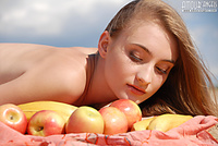 Female xxx pics shows her body