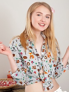 Irresistible nude babe