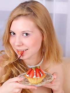 Busty free teen nude thumbs hottie