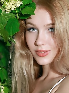 Genevieve gandi gorgeous blonde genevieve gandi shows off her amazing body outdoors.