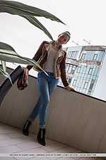 Solange solange enjoys her alone time, reading magazine and posing naked for the camera